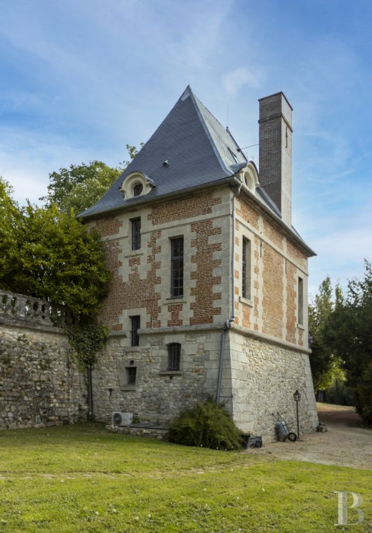 Character houses for sale - picardy - A listed pavilion, dating from the Louis XIII era,  50 km from Paris in the Oise department