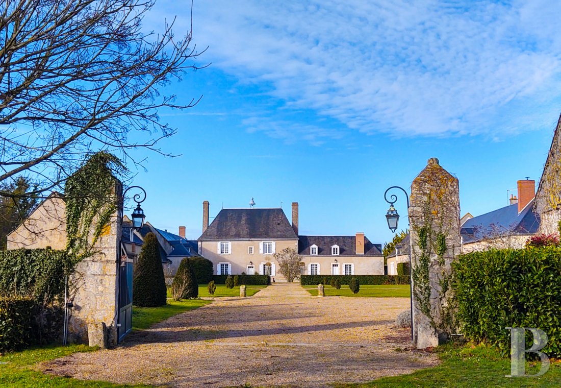 Manors for sale - center-val-de-loire - An 18th century manor house, with numerous outbuildings  in almost 10 ha of parklands, just 20 minutes from Tours