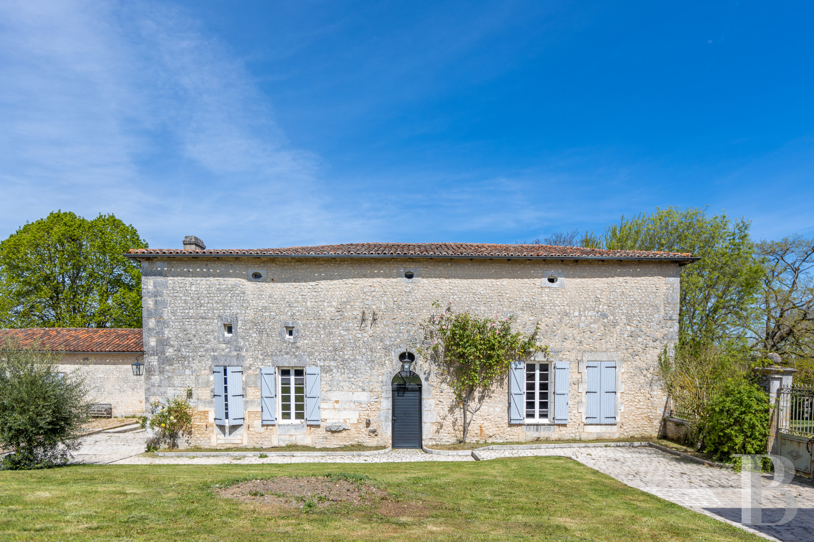 Character houses for sale in France in CharenteTuscany