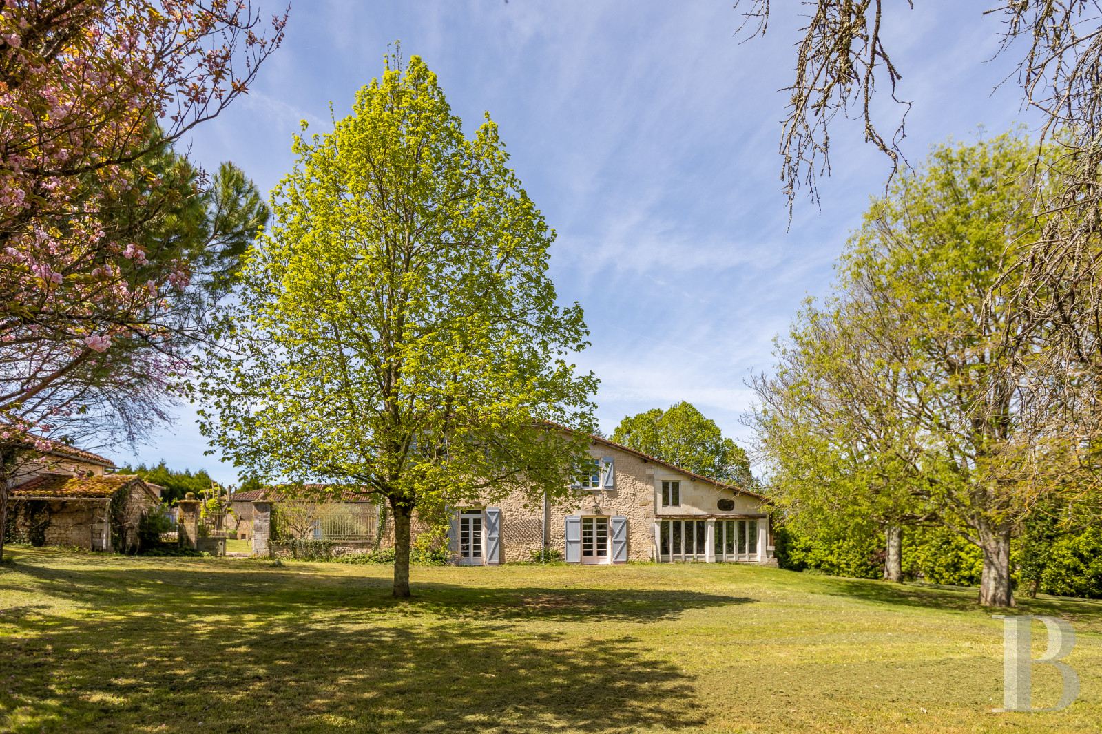 Character houses for sale in France in CharenteTuscany