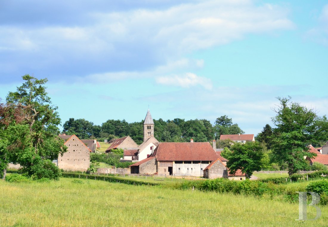 Character houses for sale - burgundy - In the south of Burgundy, a former 17th century monastic house  and its outbuildings on about 3000m² of land 