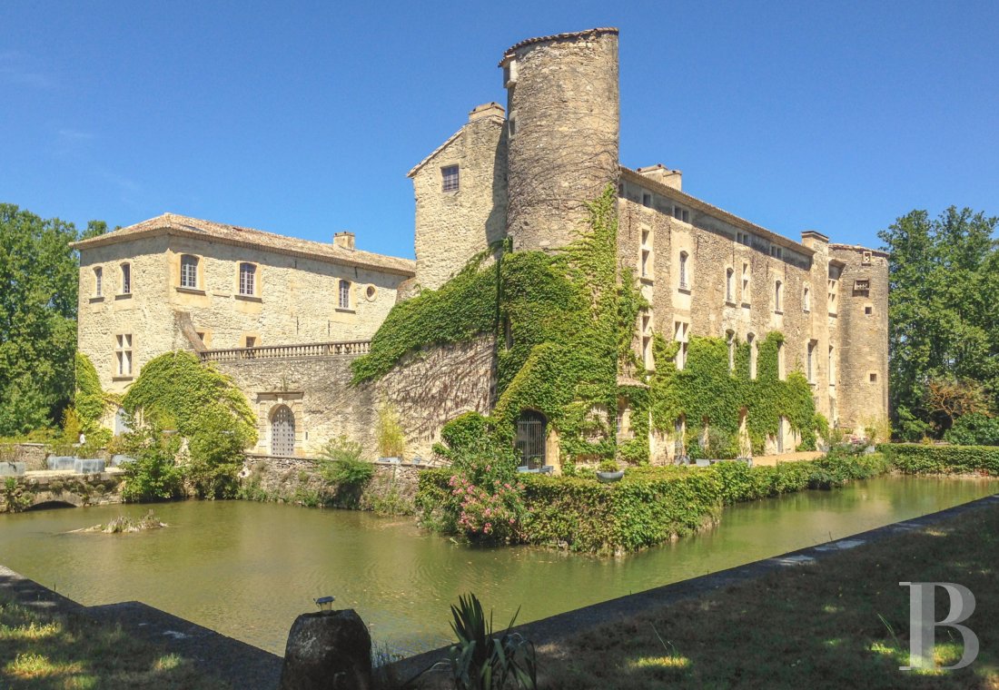 Доле франция. Chateau Saint-Pierre Франция. Лангедок Франция озеро. Город в Италии Ренн де Шато. Город дол Франция.