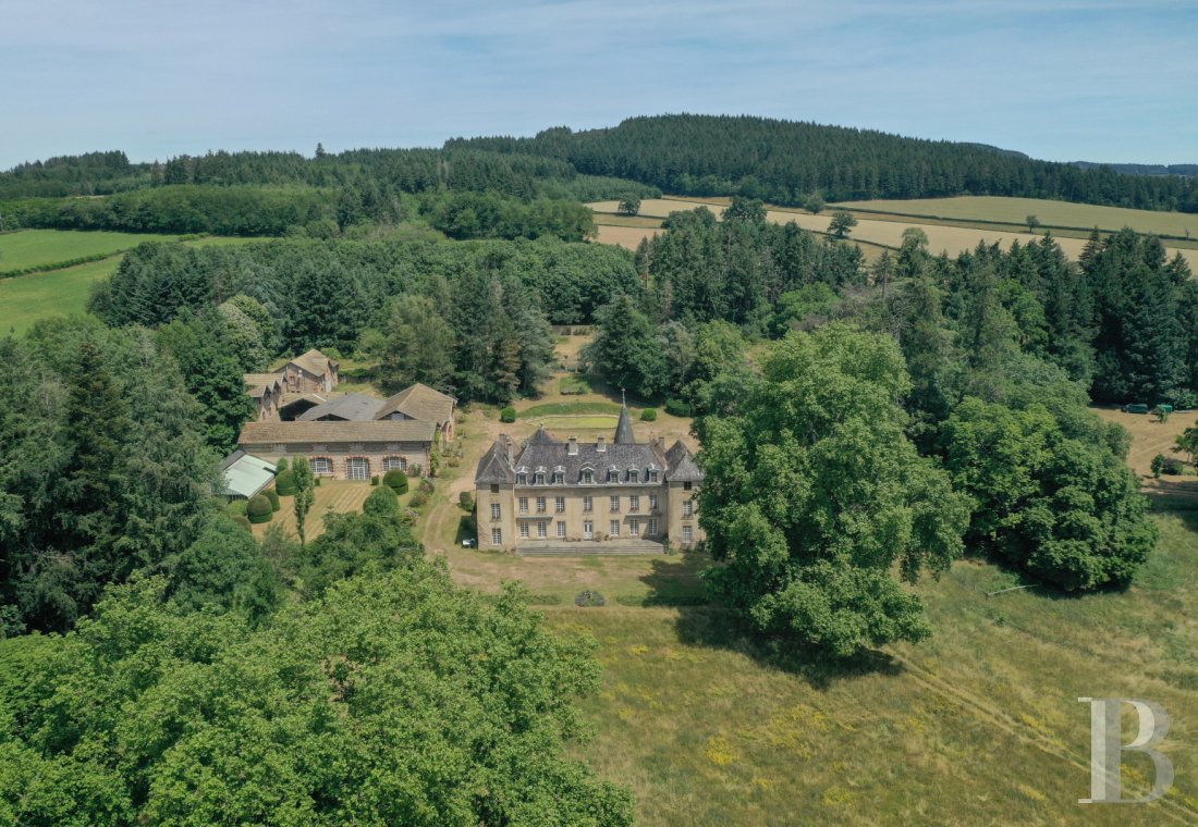 Castles / chateaux for sale - burgundy - Au sud de la Bourgogne, un important domaine rural des 18ème et 19ème siècles, avec château, dépendances, parc, prairies et bois sur 25ha.