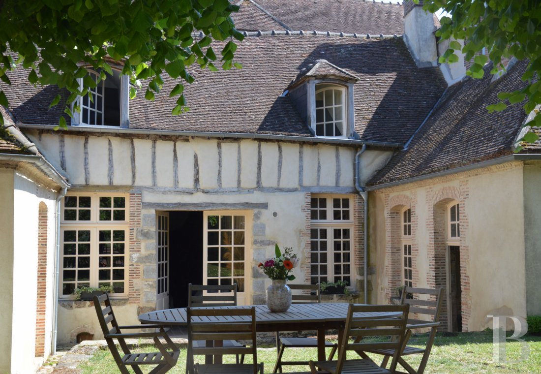 Village houses for sale - champagne-ardennes - En Champagne, à 1h30 de Paris, au coeur d'une vieille cité médiévale, un hôtel particulier du 18ème siècle avec jardins en terrasse