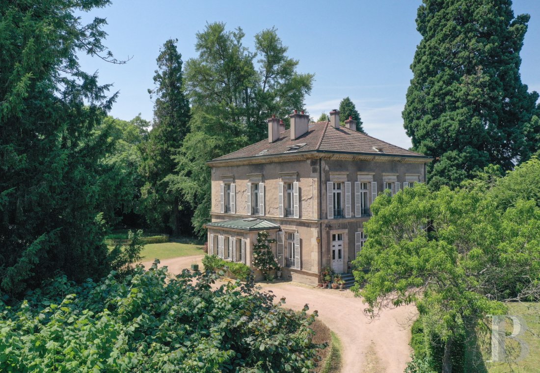 Residences for sale - burgundy - Dans le centre ville d'Autun, au cœur d'un parc de 7000 m2 boisé d'arbres remarquables une maison d'inspiration palladienne
