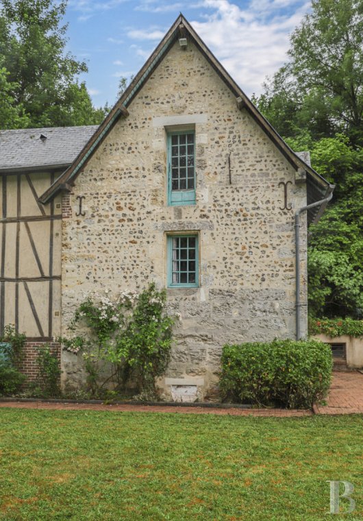 Mills for sale - upper-normandy - À 30 min à l'ouest de Rouen et à quelques kilomètres de la Seine, un ancien moulin dans un jardin de près de 2.000 m² 