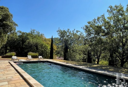 character properties France provence cote dazur   - 12