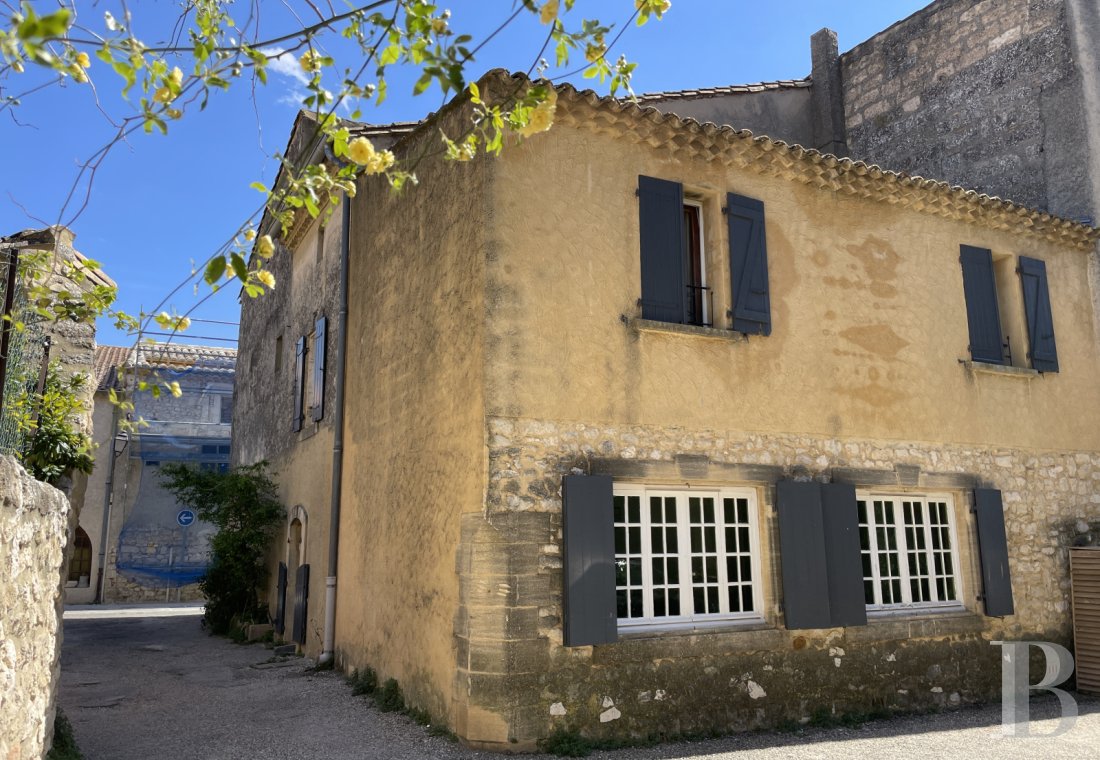 Village houses for sale in France between Avignon and Nîmes