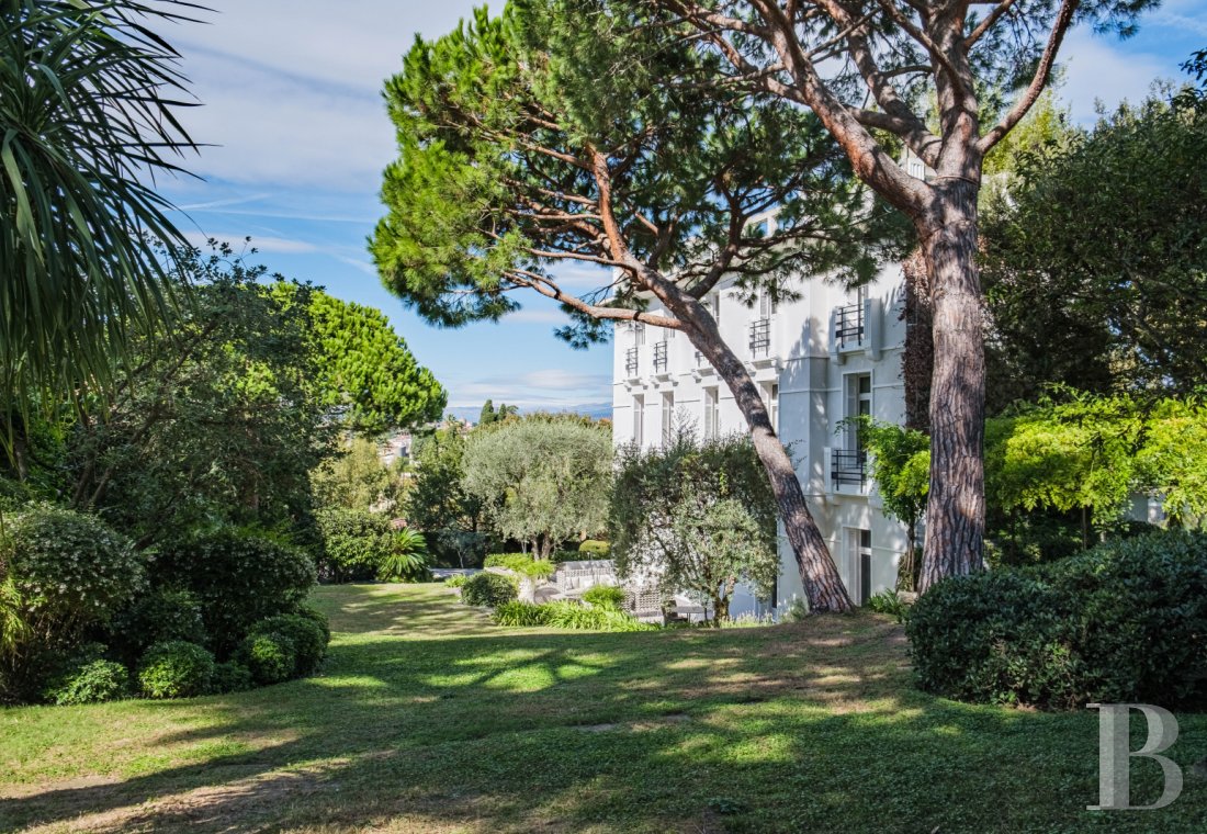 Mansion houses for sale in France Overlooking the Bay of Cannes