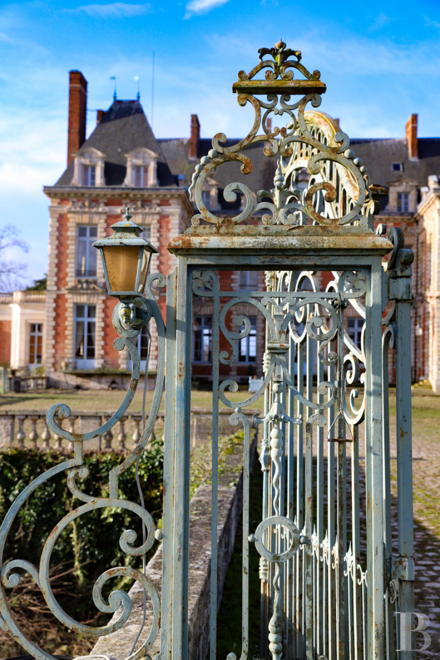 Castles / chateaux for sale in France 18 km from the gates of Paris