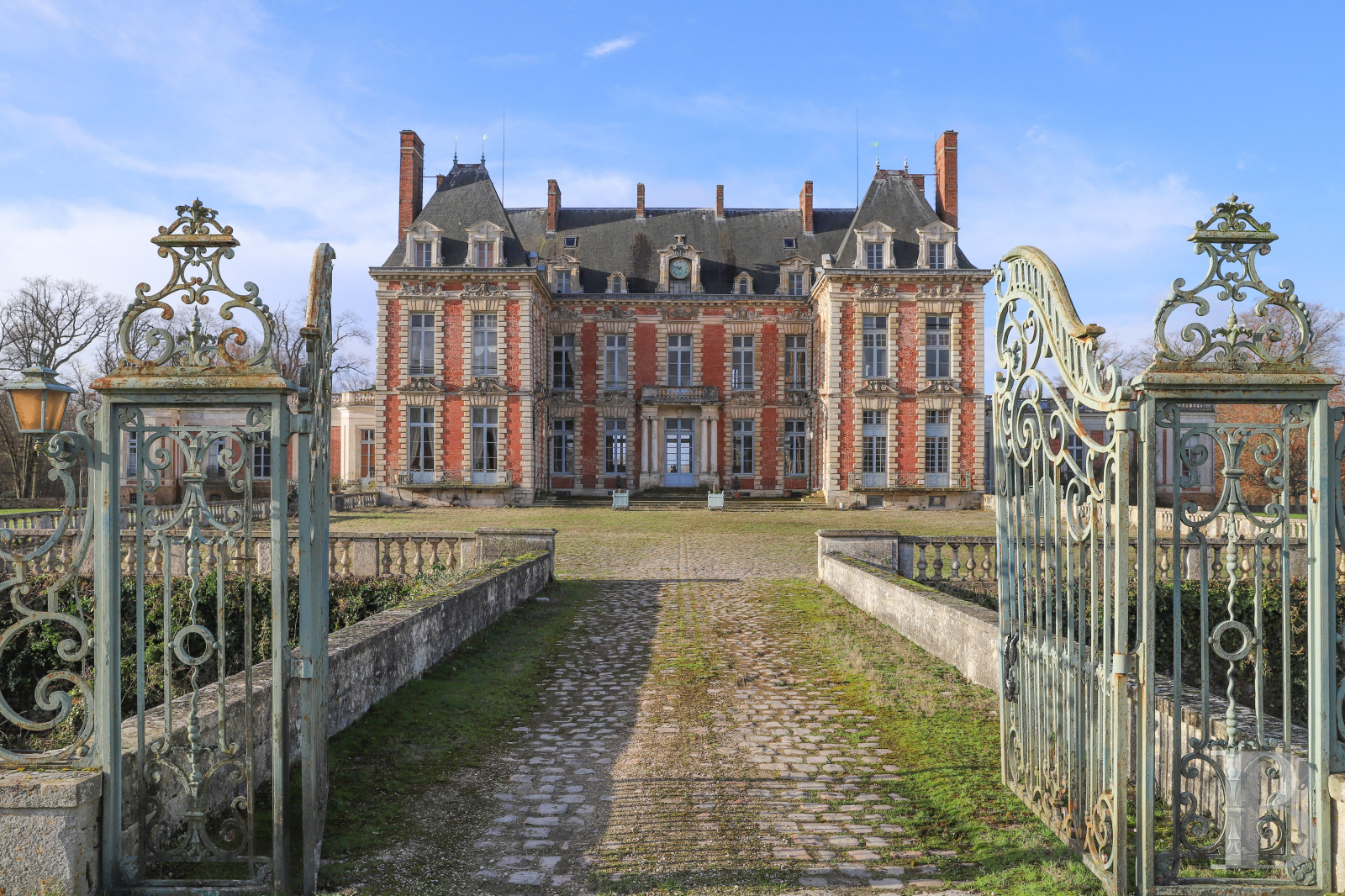 Castles / chateaux for sale in France 18 km from the gates of Paris