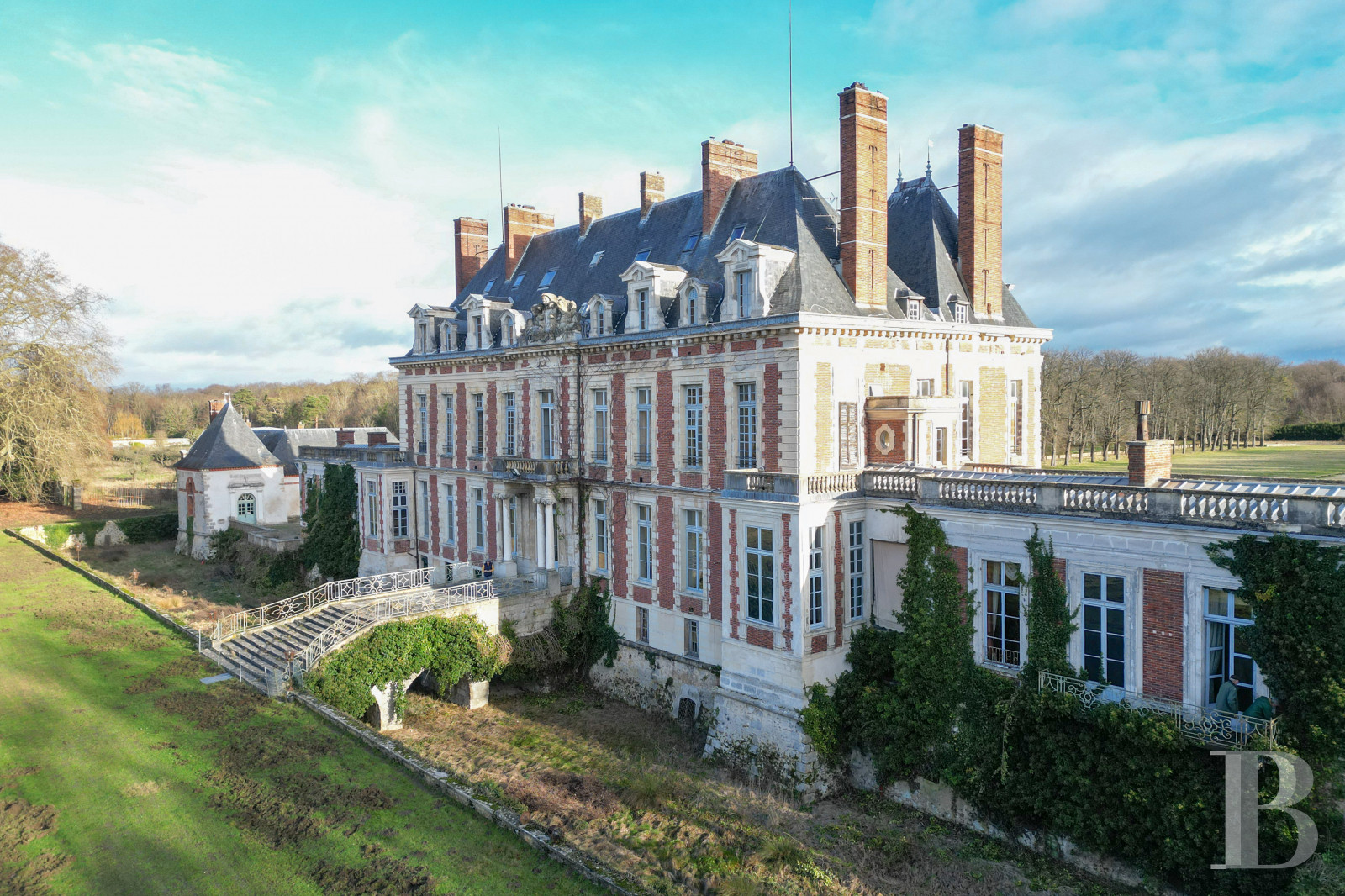Castles / chateaux for sale in France 18 km from the gates of Paris