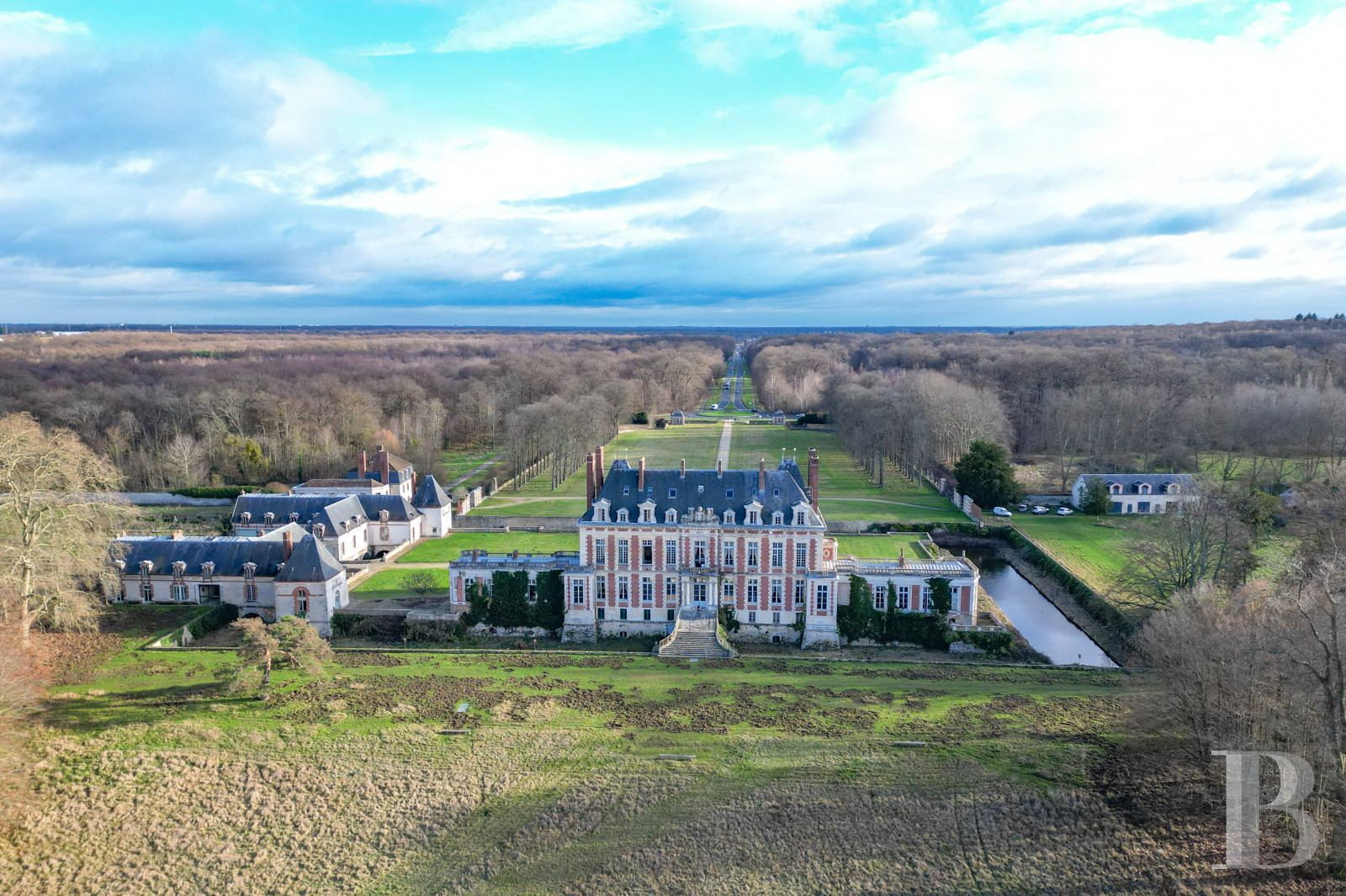 Castles / chateaux for sale in France 18 km from the gates of Paris