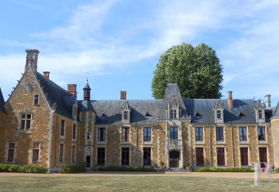 A family chateau classified as a historic monument on a 400-hectare estate between Le Mans and Ferté-Bernard - photo  n°1