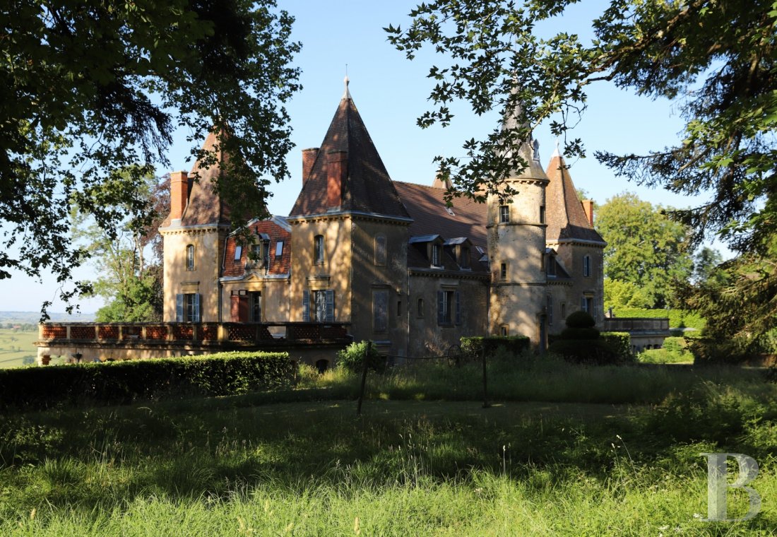 An aerial chateau embodying the spirit of the 1900s in the Charolais-Brionnais region - photo  n°4