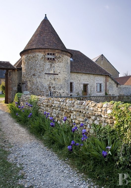 A majestic fortified farm surrounded by water  in the Perche natural park - photo  n°8