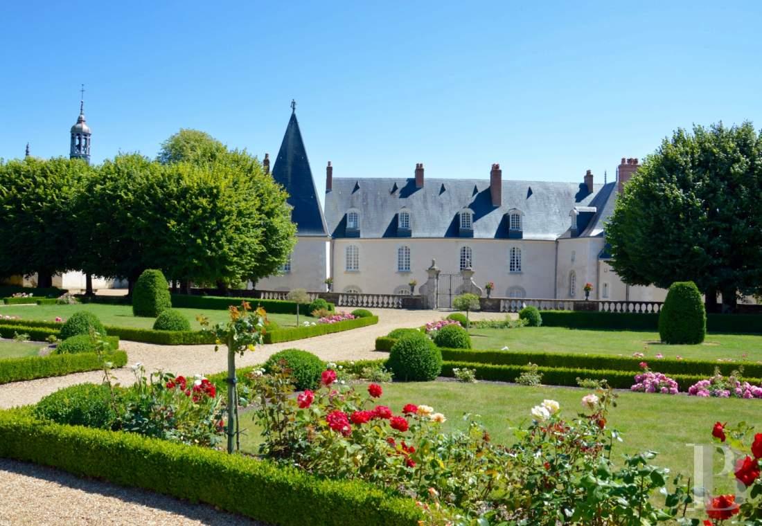 An elegant chateau with medieval origins in Mayenne, near Laval - photo  n°12