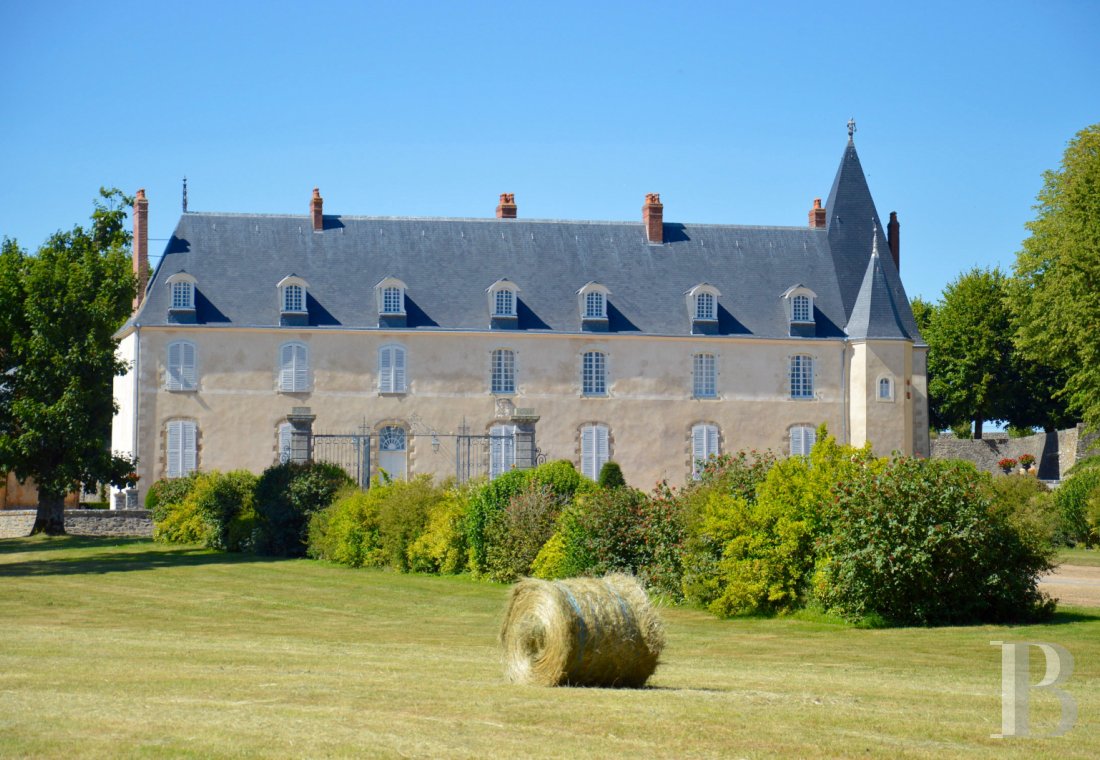 An elegant chateau with medieval origins in Mayenne, near Laval - photo  n°3