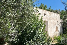 A traditional, old, stone “lamia” on 2 hectares of building land  just 30 minutes from Brindisi airport