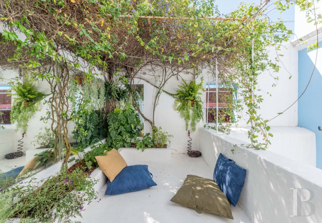 A renovated flat, with a terrace,<br/>in a quiet street near to the ramparts of Lisbon’s castle
