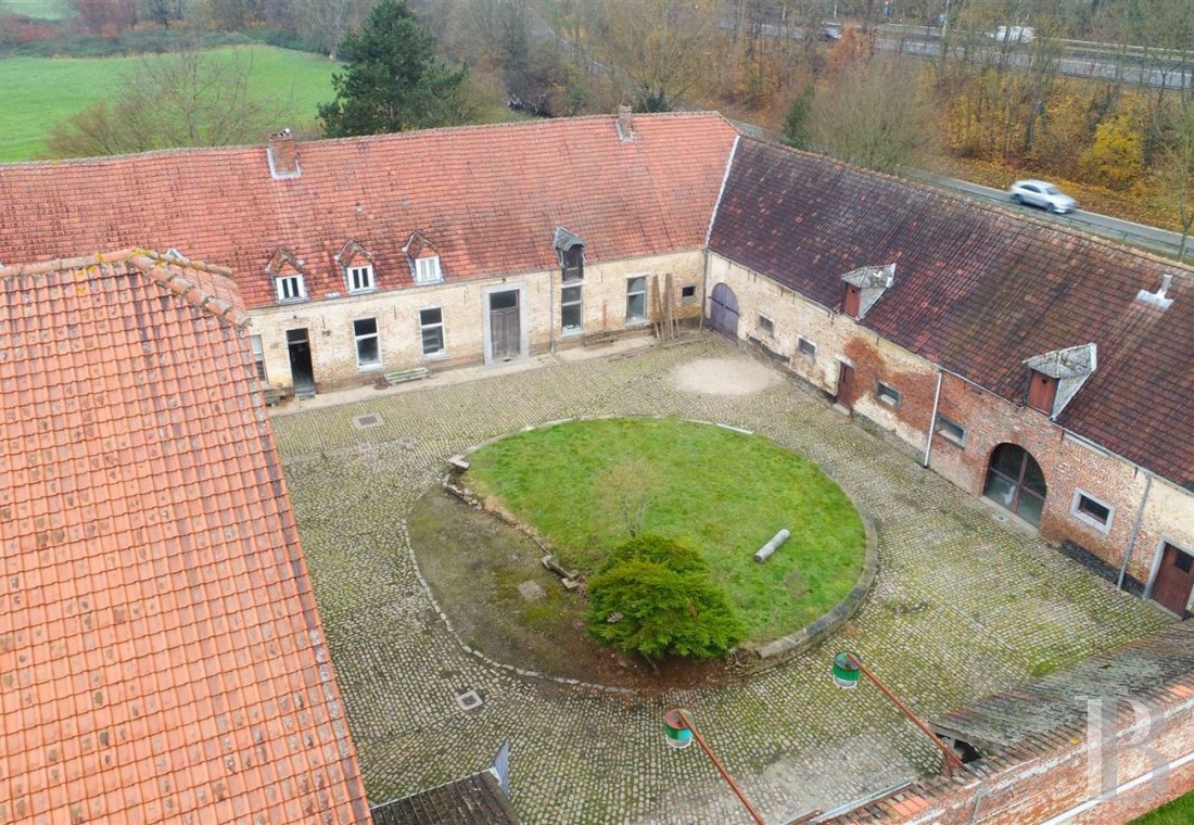 A quadrilateral farm awaiting renovation <br/>in the Brabant province near to Brussels