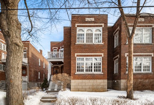 A renovated, ground-floor flat in a 2-storey building in a residential district at the foot of Mont-Royal
