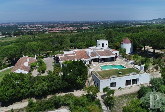 A traditional, large, rural, 4-ha property, with vines and a horse stud farm on the heights of the Arrábida Nature Park