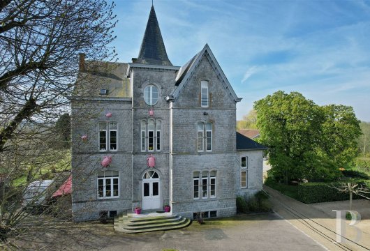 A 530 m² mansion and its outbuildings,  between the Sambre and Meuse rivers