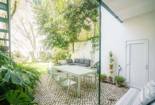 A four-bedroom apartment with two floors and a garden covering over 80m², nestled in Lisbon, near the city’s famous park ...