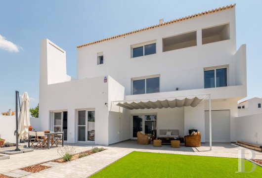 A large, modern villa surrounded by fields in Portugal’s Alentejo region,  10 minutes from the town of Elvas and its UNESCO-listed ...