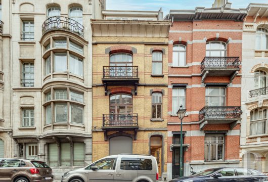 A specially designed house from 1910 with a 300m² floor area, nestled in the Brussels suburb of Saint-Gilles