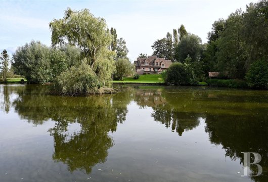 A villa from 1974 with a pond and over one hectare of tree-dotted grounds, nestled between the cities of Namur and Brussels ...