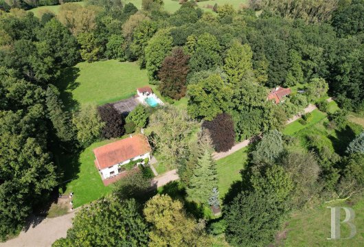 30 minutes from the centre of Brussels, a country house, its grounds of approx. 6.5 ha and its swimming pool.