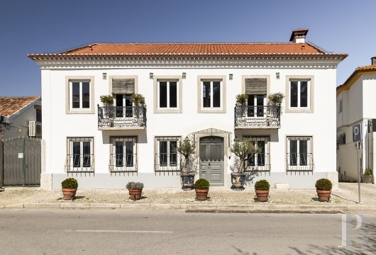 In the historic center of Vila Nogueira de Azeitão, a contemporary villa of approximately 520m², its garden and ...