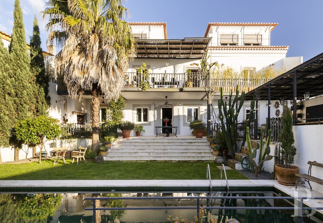 In the historic center of Vila Nogueira de Azeitão, <br/>a contemporary villa of approximately 520m², its garden and swimming pool