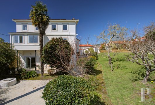 In Galicia, a carefully restored century-old villa, with wooded garden and swimming pool, on the doorstep of La ...