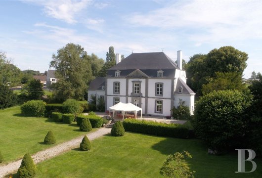 En Wallonie,  un manoir du 18e s. et son parc d'environ 4.5 ha 