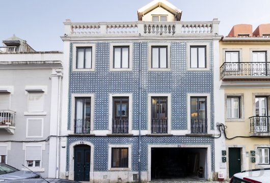 In the heart of Estrela, a 19th-century house with a garden, swimming pool, and views of the Tagus River
