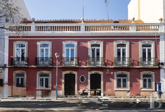 In Setúbal, between the estuary and the mountains, a 19th-century family home