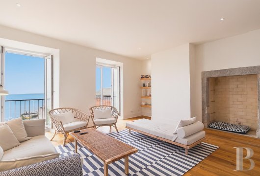 In the historic district of La Sé, in the heart of the Château hill, a 125m² apartment with a view of the Tagus ...