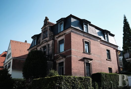 In Heidelberg, in the Bergstrasse district, a villa of noble proportions and its wooded park