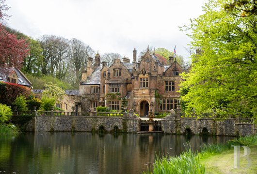 In Dorset, on the heights of Chedington, a majestic listed neo-Jacobian mansion, its water garden and 24 hectares ...