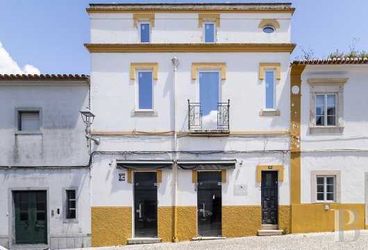 In Estremoz, the old Casa dos Encarnados to be renovated, with terrace and view of the castle
