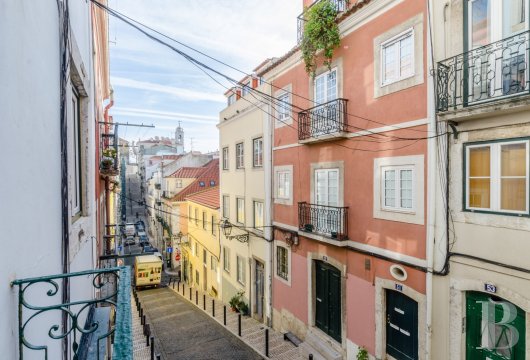 In Santa Catarina, in the heart of Lisbon, a renovated flat with a balcony.