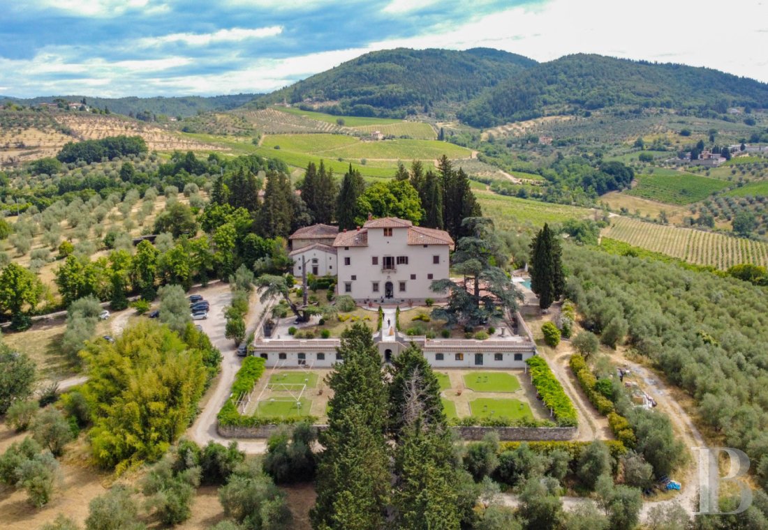 Near Florence, <br/>a restored aristocratic villa with Italian garden, restaurant and 3 hectares of land