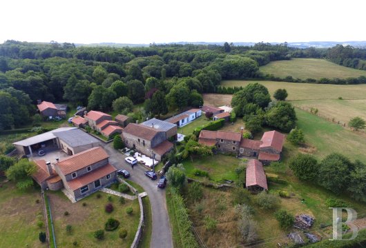 On the outskirts of Arzúa, on the Way of St James, a 16th-century rural residence converted into a hotel.