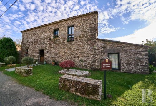 On the outskirts of Arzúa, on the Way of St James, a 16th-century rural residence converted into a hotel.