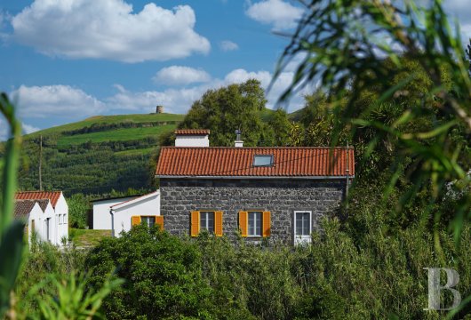 In São Miguel, in the parish of Ginetes, a restored volcanic stone house facing the sea