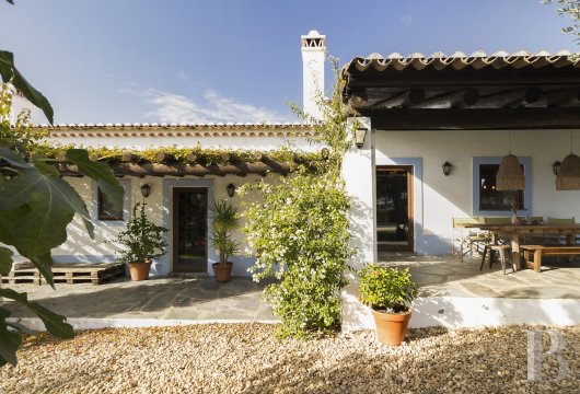 At the foot of the Serra, near Redondo, a 4.3-hectare property in the Alentejo region with a stream running through ...