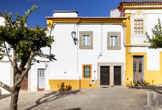 In Fronteira, opposite a 16th-century church, a village house dating from 1723 with a courtyard and pond.